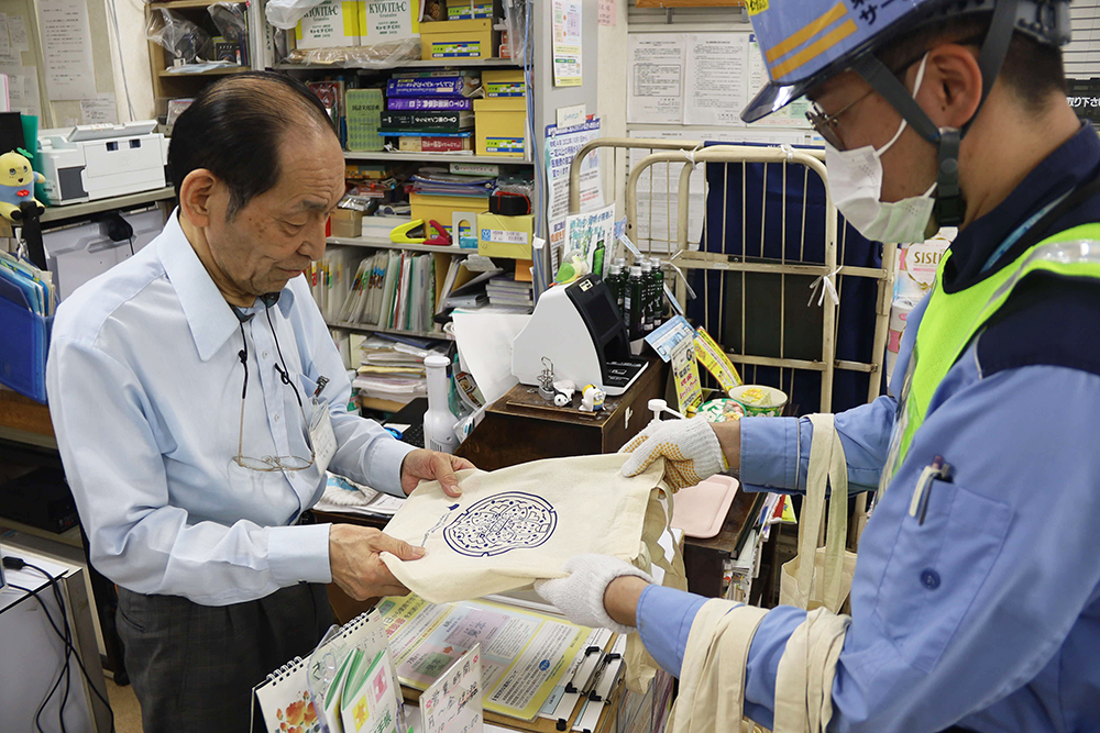 啓発物品を手渡す下水道局職員の写真