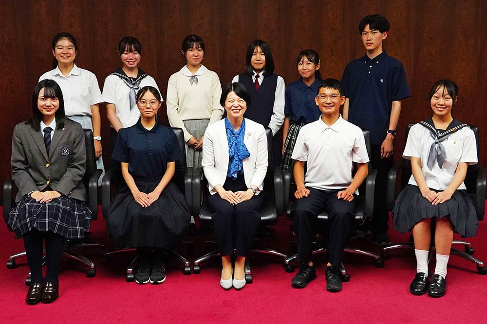 参加者と区長の集合写真