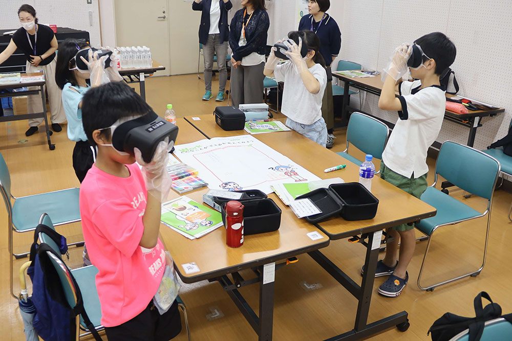 VR体験をする参加者の画像