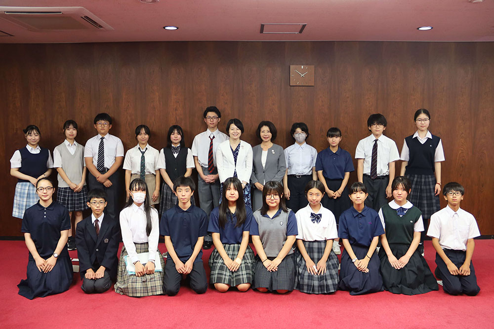 参加者と区長の集合写真