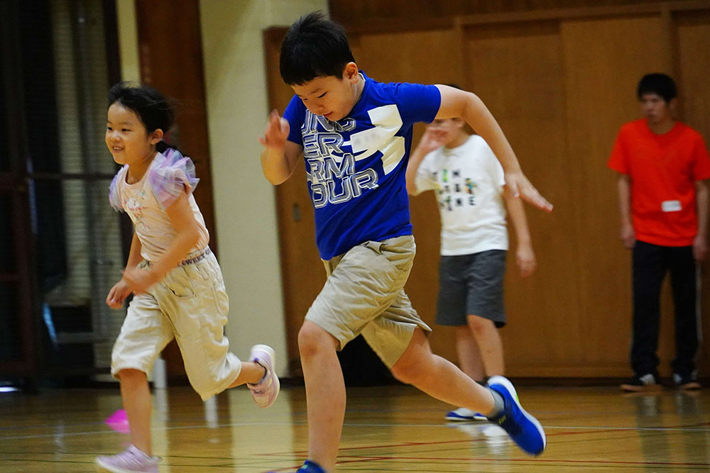 フォームに注意して走る子どもたちの写真