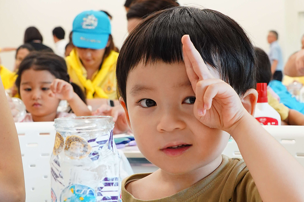 ランタンの完成を喜ぶ子どもの写真