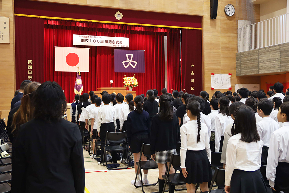 校歌斉唱をする児童たちの写真