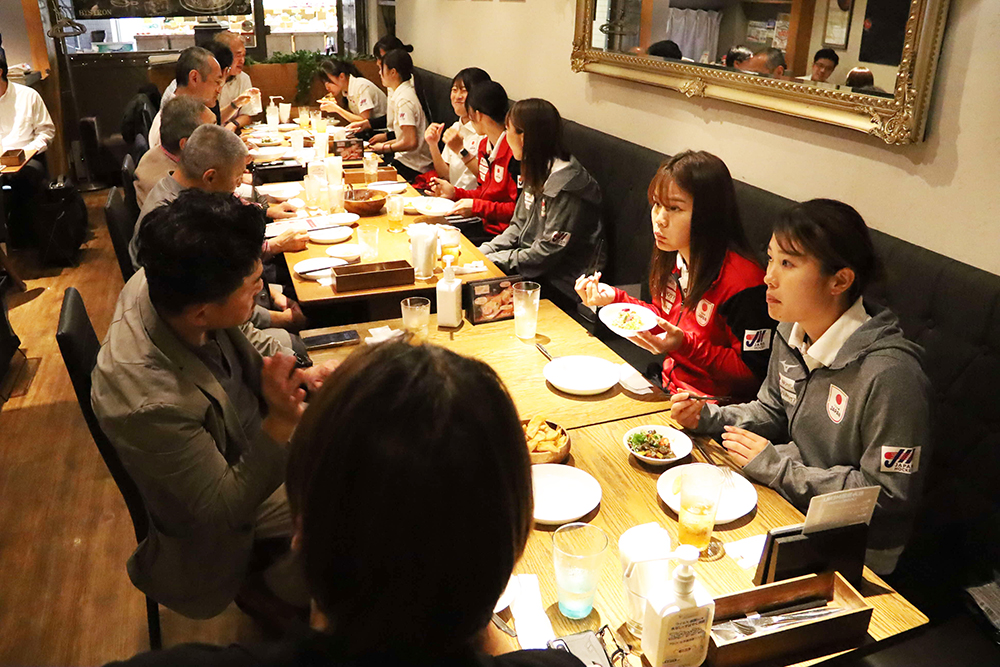 荏原商店街を訪れたさくらジャパンの選手と地域の方々の画像