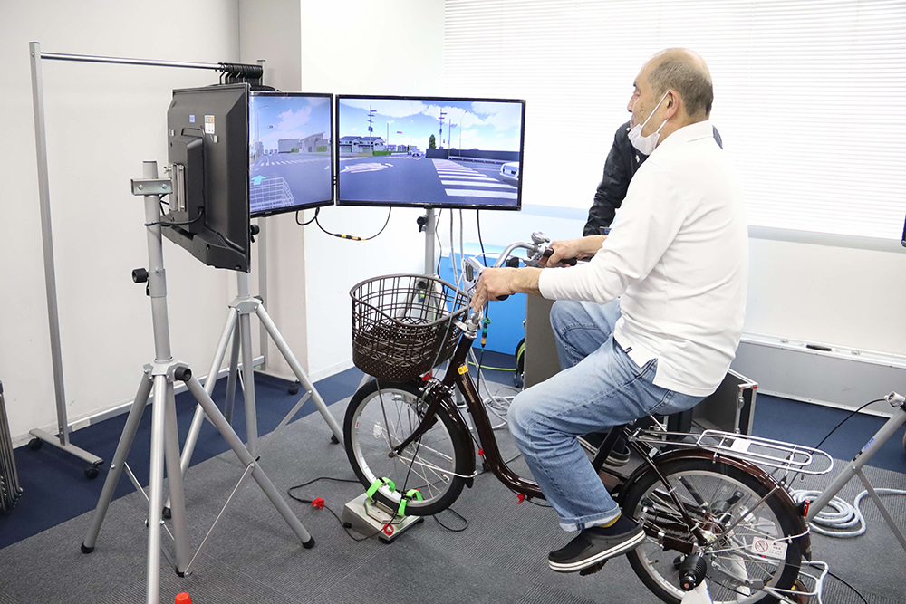 自転車シミュレーターを体験する参加者の画像