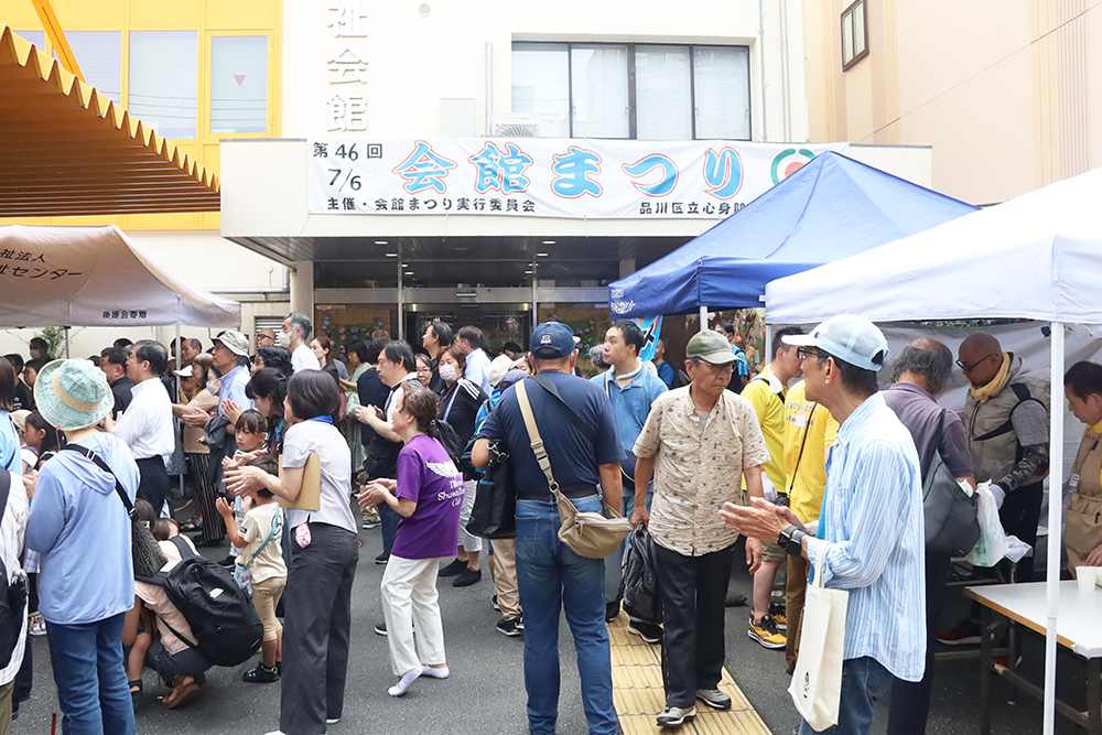 賑わう心身障害者福祉会館まつりの画像