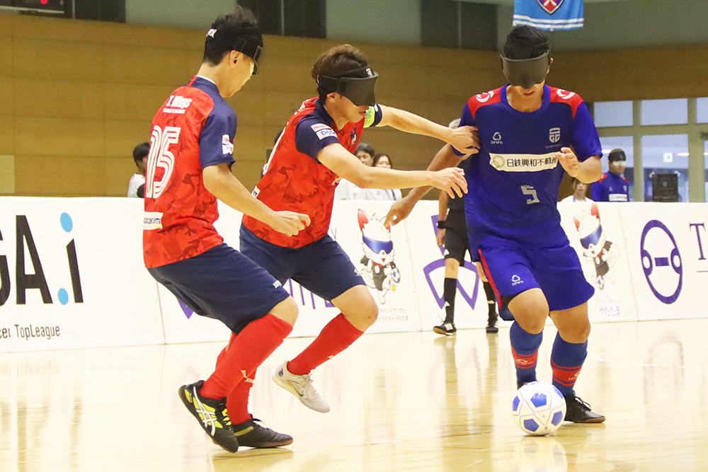 Shinagawa LIGA.i で激しくぶつかり合う選手たちの画像