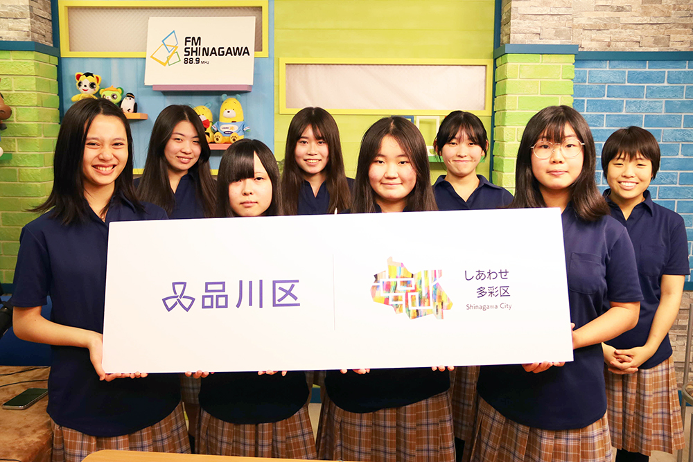 品川女子学院放送部の皆さんで記念撮影する画像