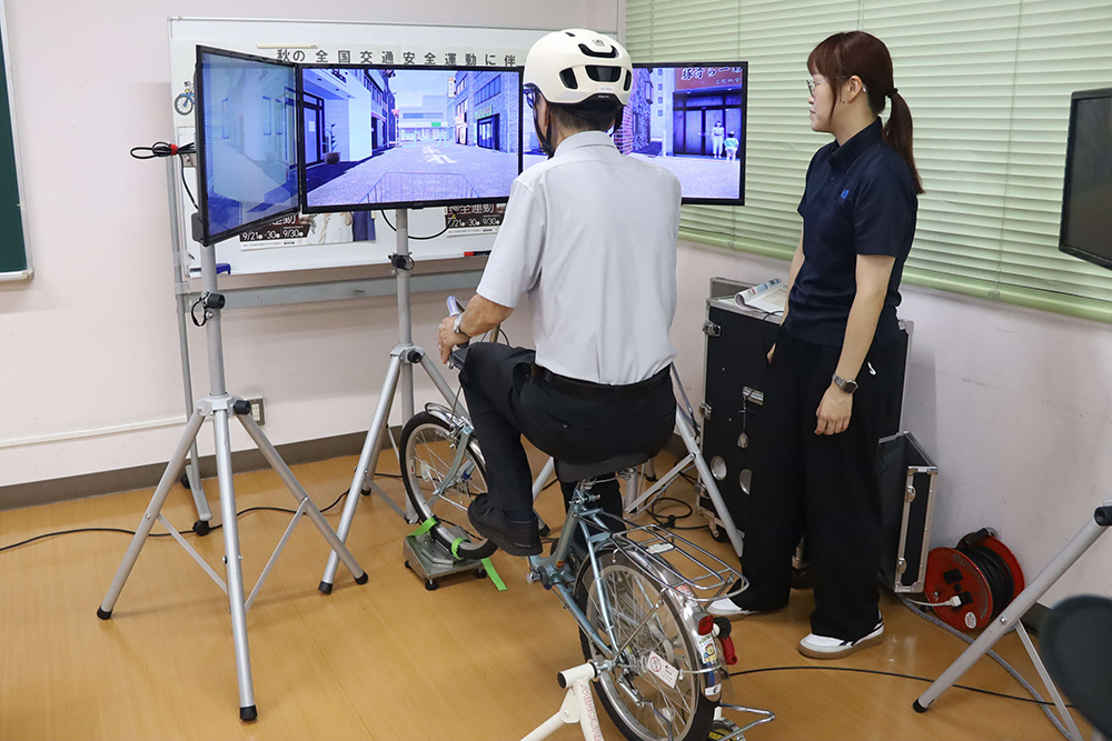 自転車シミュレーターを体験する参加者の画像