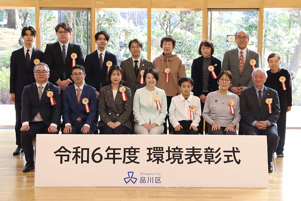 環境表彰式で受賞した参加者と森澤区長が記念写真を撮る画像