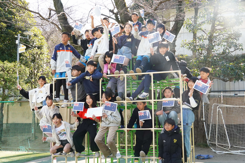 校庭での記念写真の様子