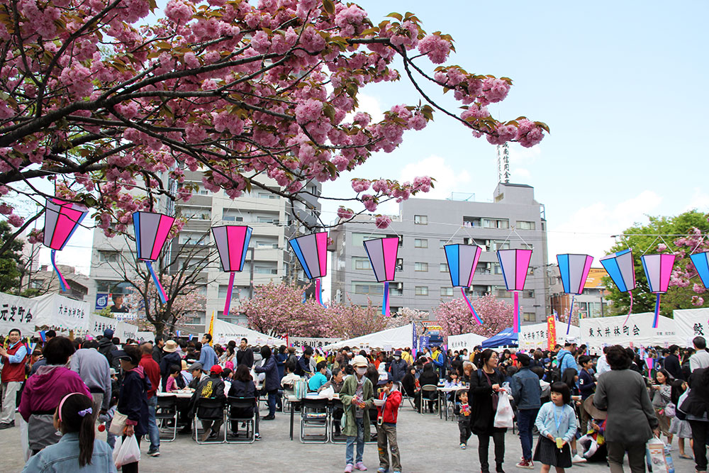 多くの人でにぎわう会場