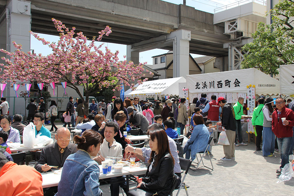 花見と飲食を楽しむ来場者たち