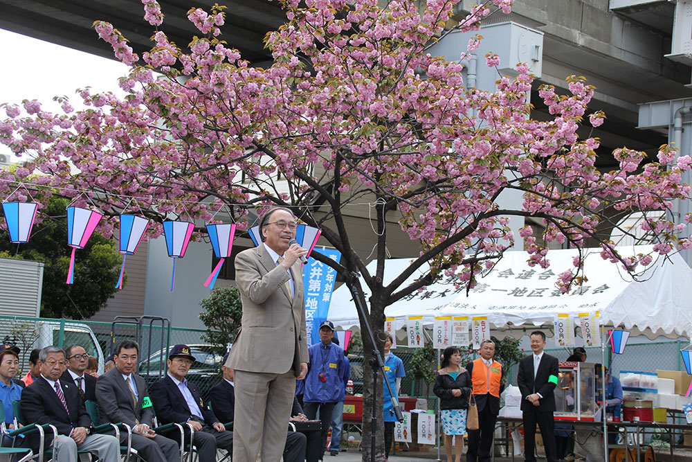 八重桜の下で 濱野区長あいさつ