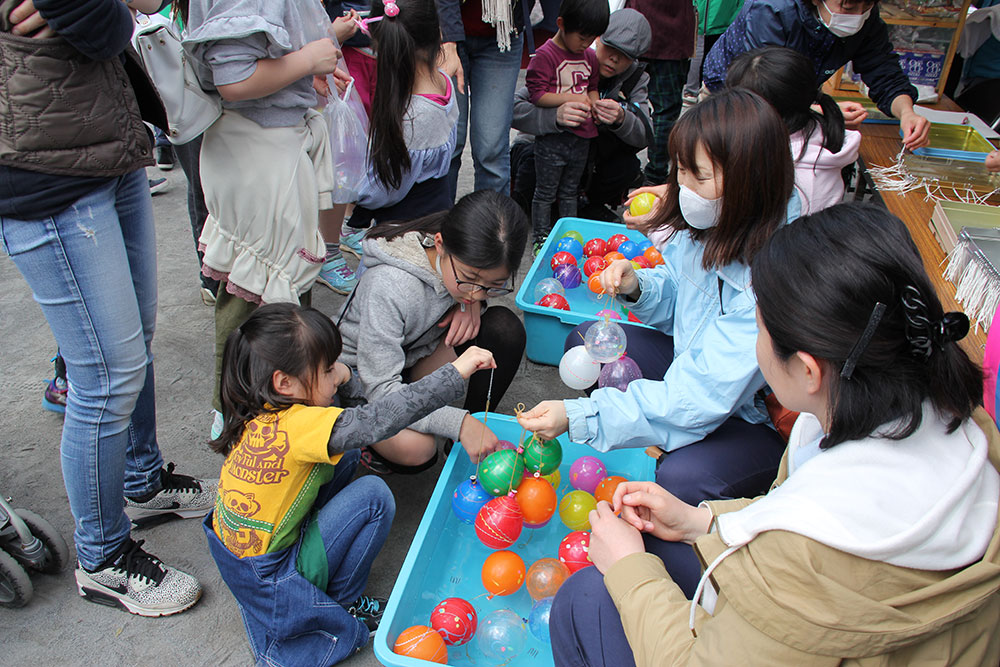 ヨーヨー釣りを楽しむ子ども