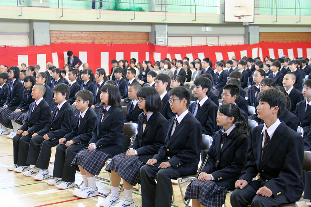 緊張した様子の新入生