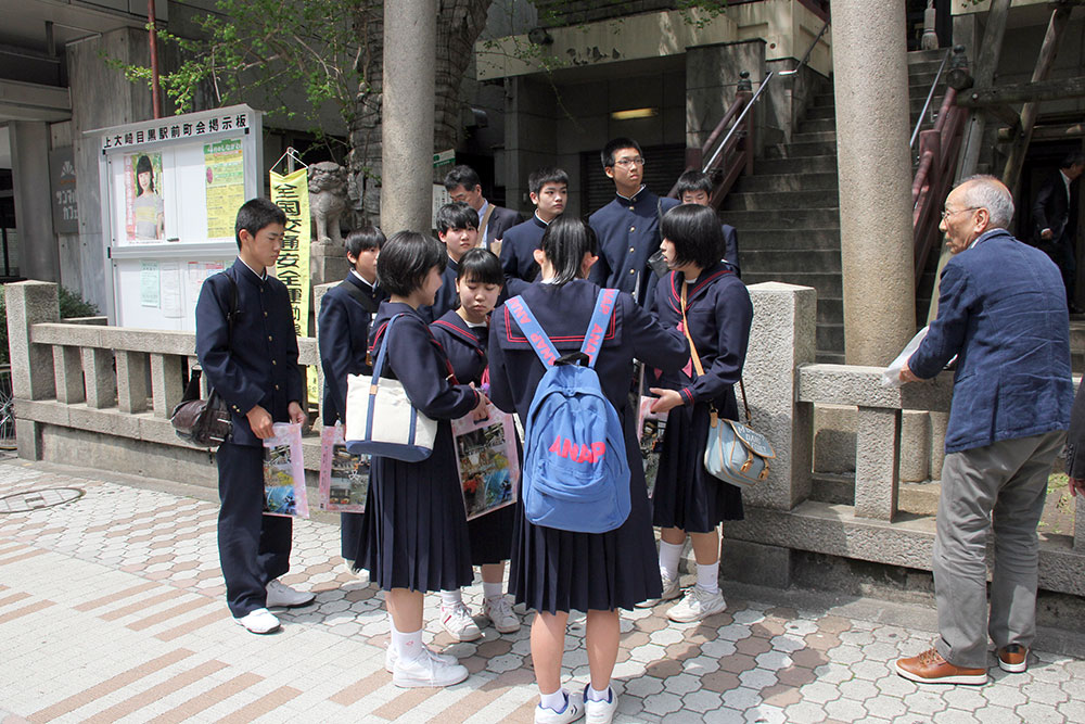 誕生八幡神社前で説明を受ける