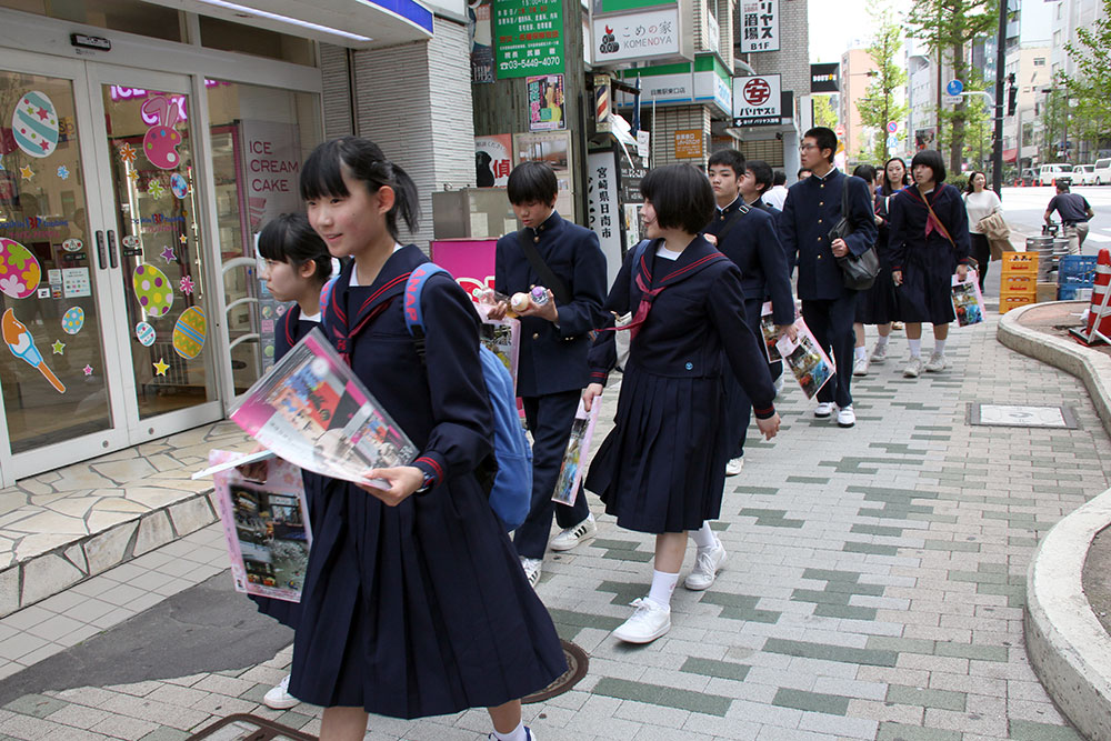 目黒のさんま祭り会場を歩く