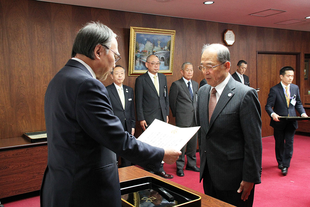 退任する井口品川消防団長