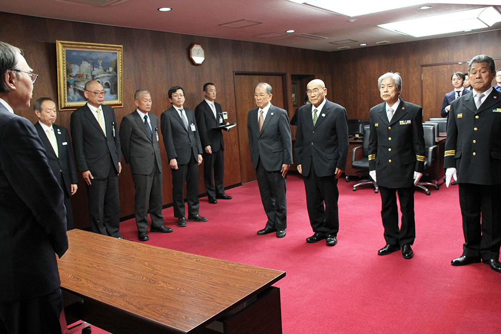 濱野区長の挨拶を聞く新旧消防団長