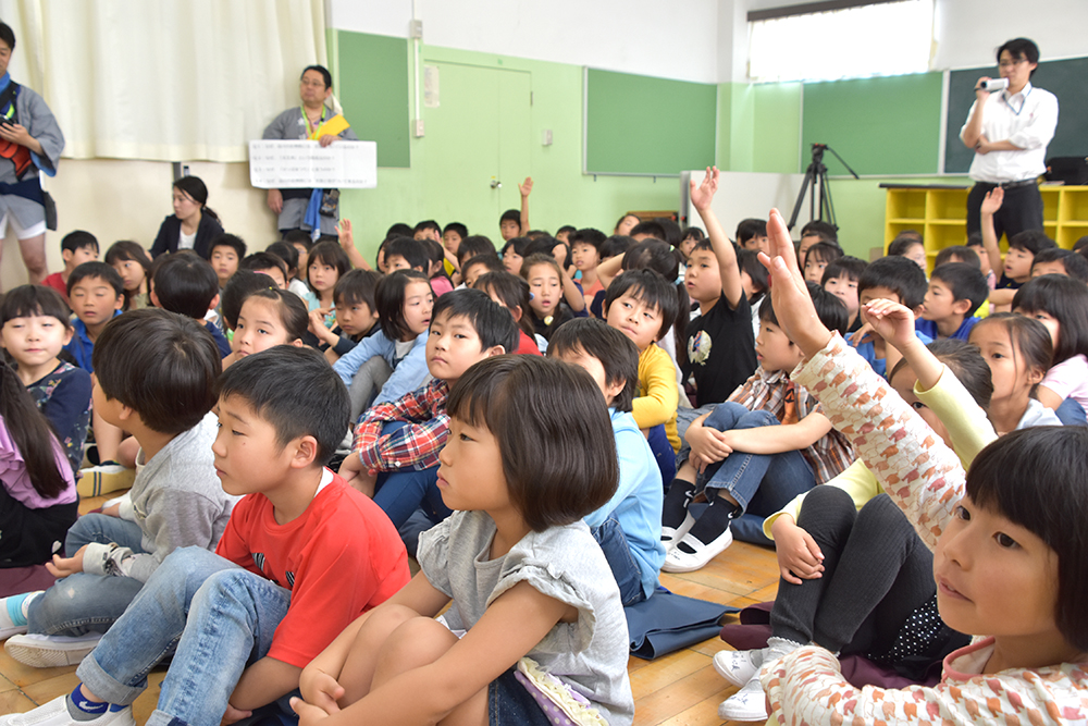 問いかけに手を挙げる子供たち