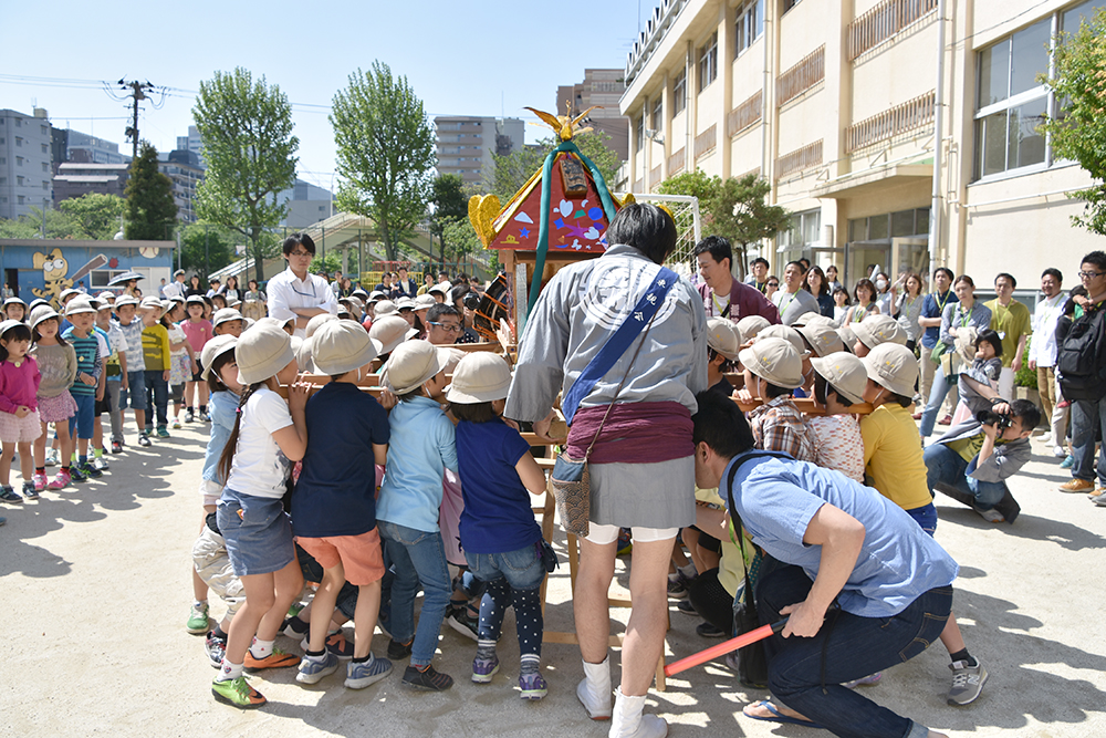 担ぎ方を教わる子供たち