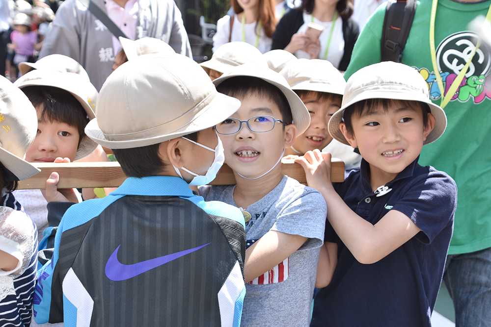 神輿を担ぐ子供たち