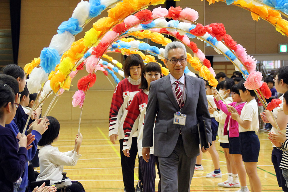 滝渕校長の先導で入場する選手たち