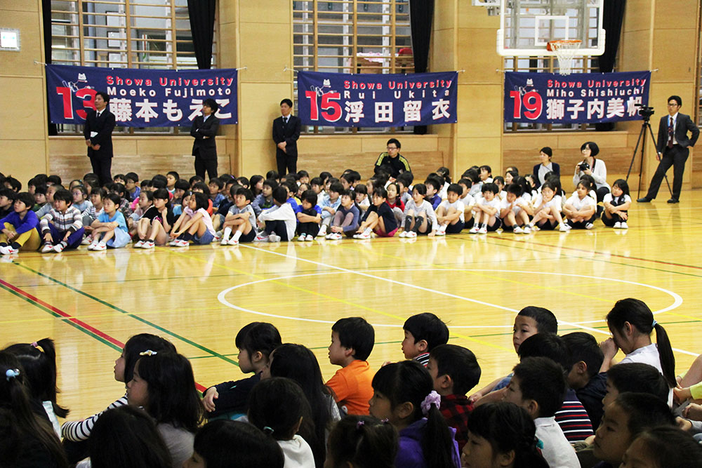 選手名の横断幕が掲げられた報告会場