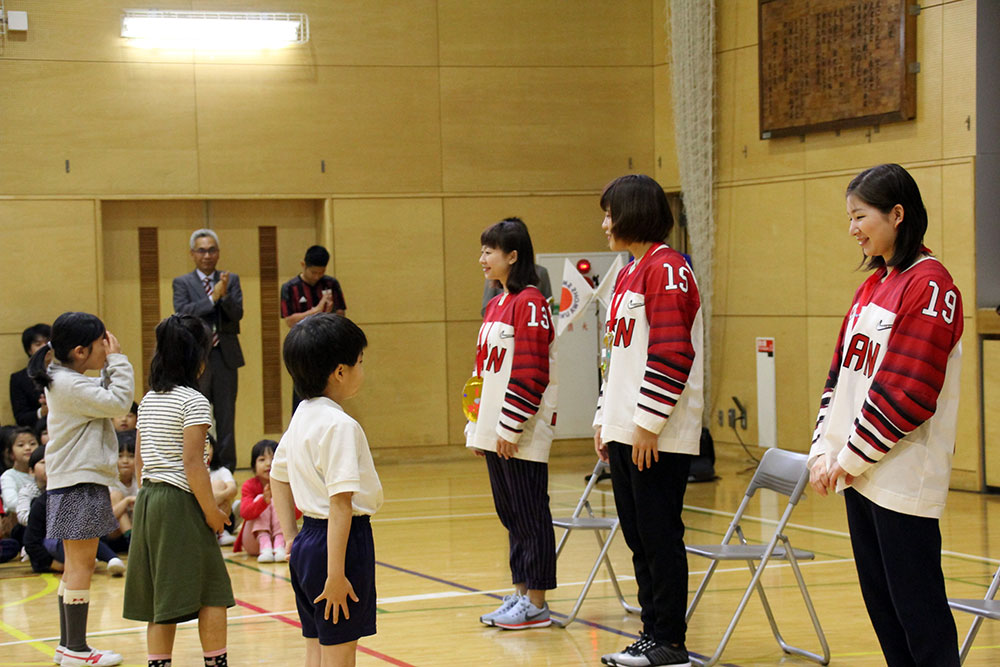 児童たちからの金メダルを下げた選手