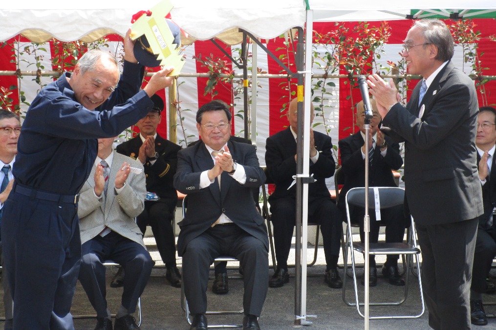 区長から会長へ鍵の受け渡し