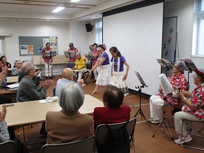 フラダンスを鑑賞する戸越・平塚地区の参加者