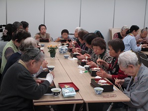 食事をする戸越・平塚地区の参加者