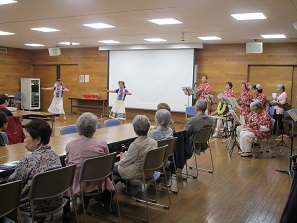 フラダンスを鑑賞する中延地区の参加者