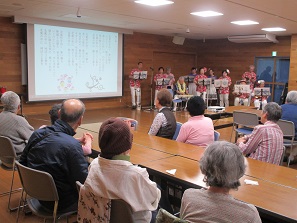 ウクレレに合わせて歌う中延地区の参加者