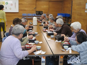 食事をする中延地区の参加者