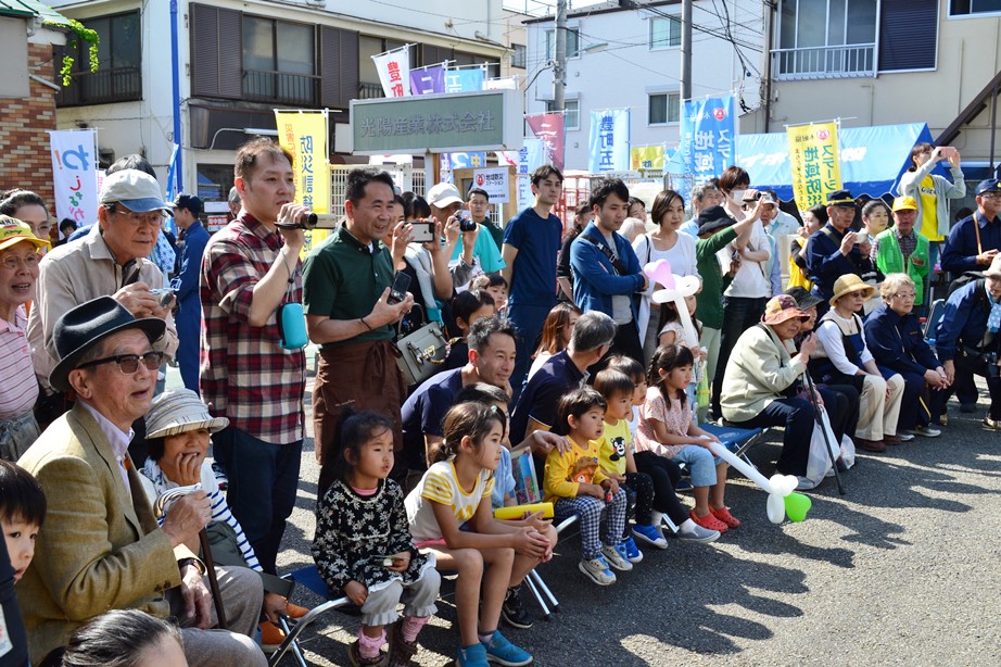 演技を見る参加者