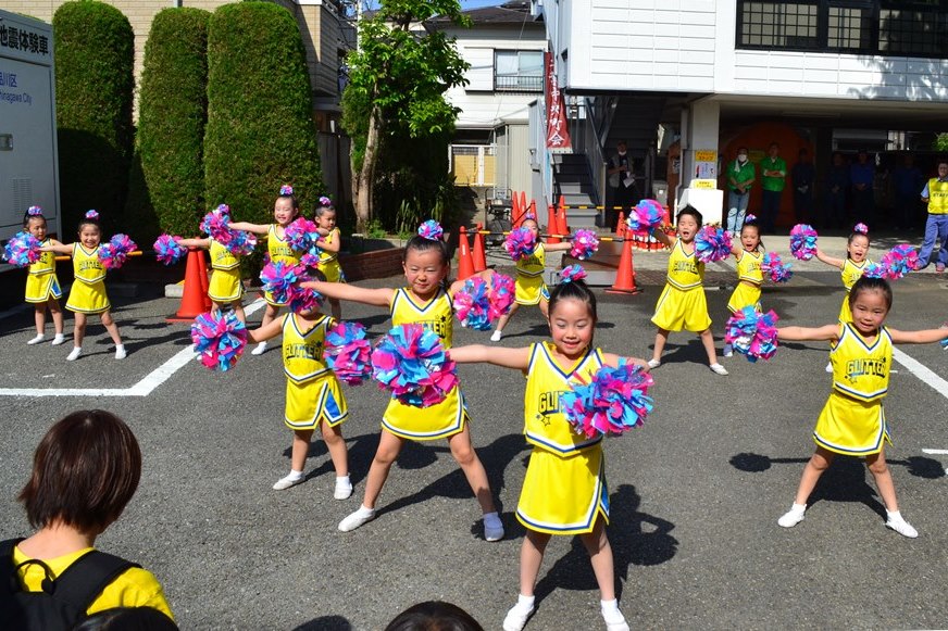 子どもたちによるチアリーディング