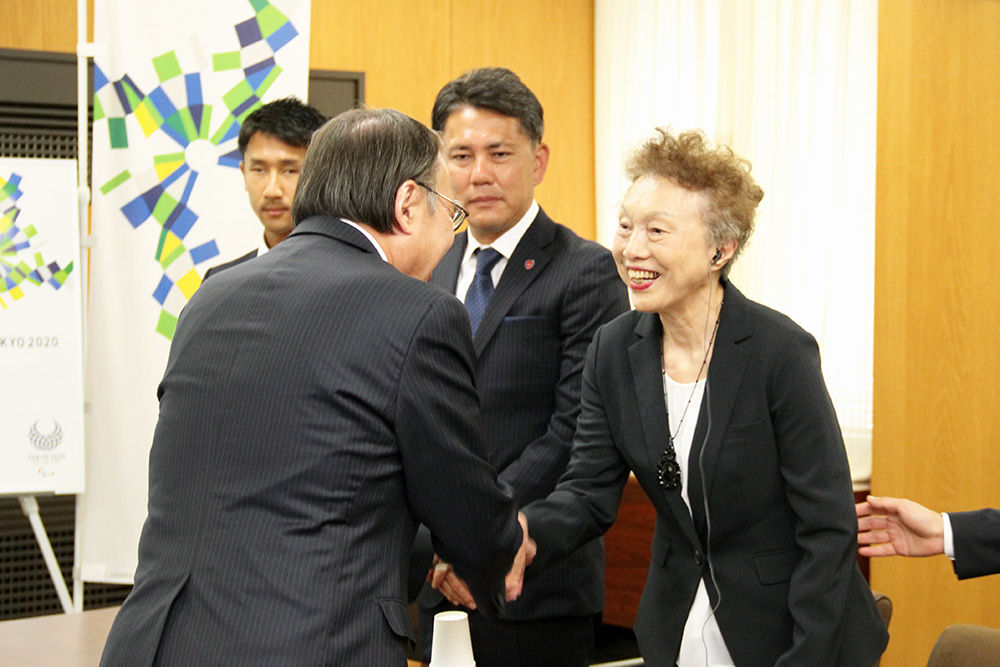 濱野区長と握手する釜本代表理事
