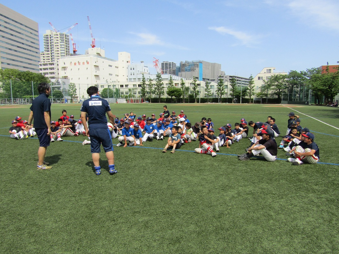 全体説明を聞いている小学生たち