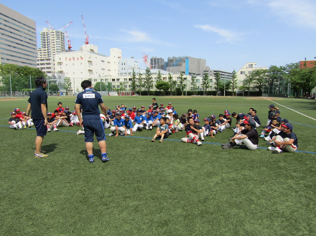 全体説明を聞いている小学生たち