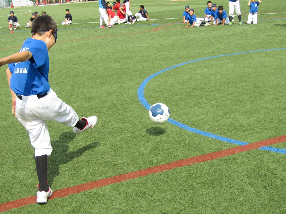 アイマスクをしてボールを蹴る小学生