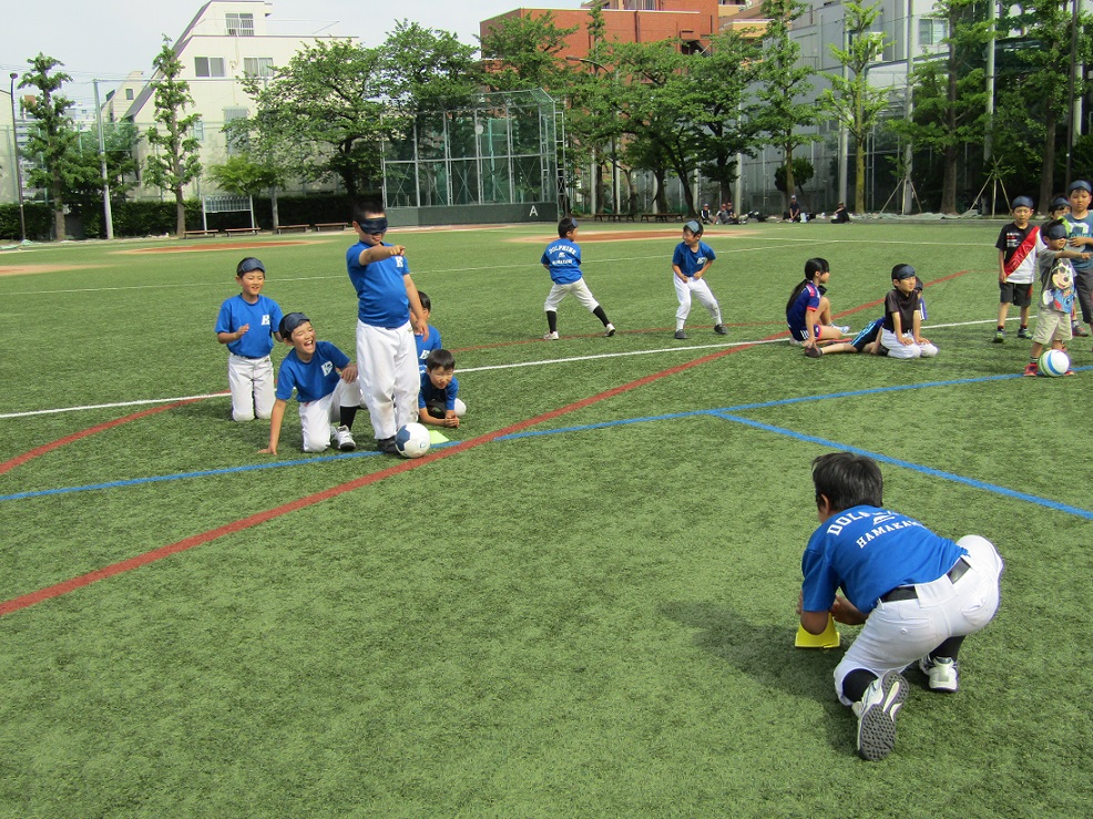 アイマスクをしながら目標に向かって手をむける小学生