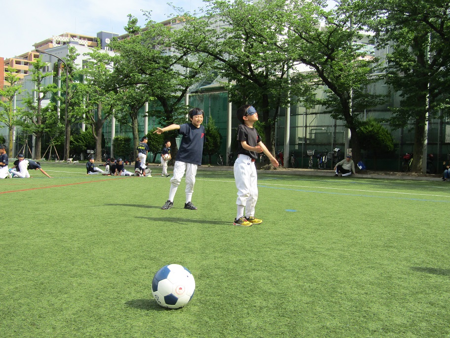 声の指示でボールを探す小学生