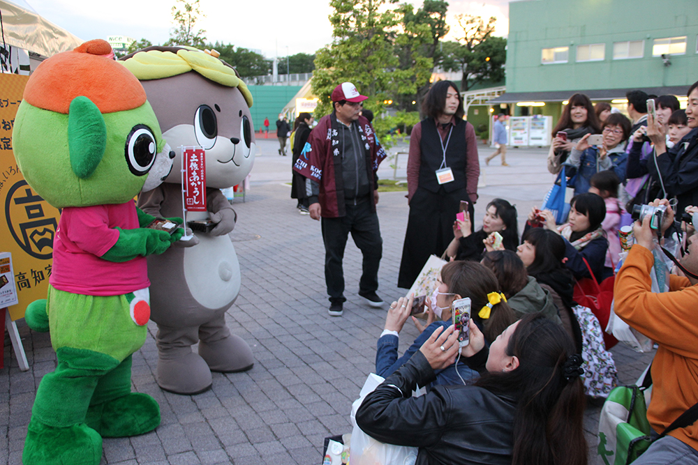 高知県ブースにご当地キャラ登場