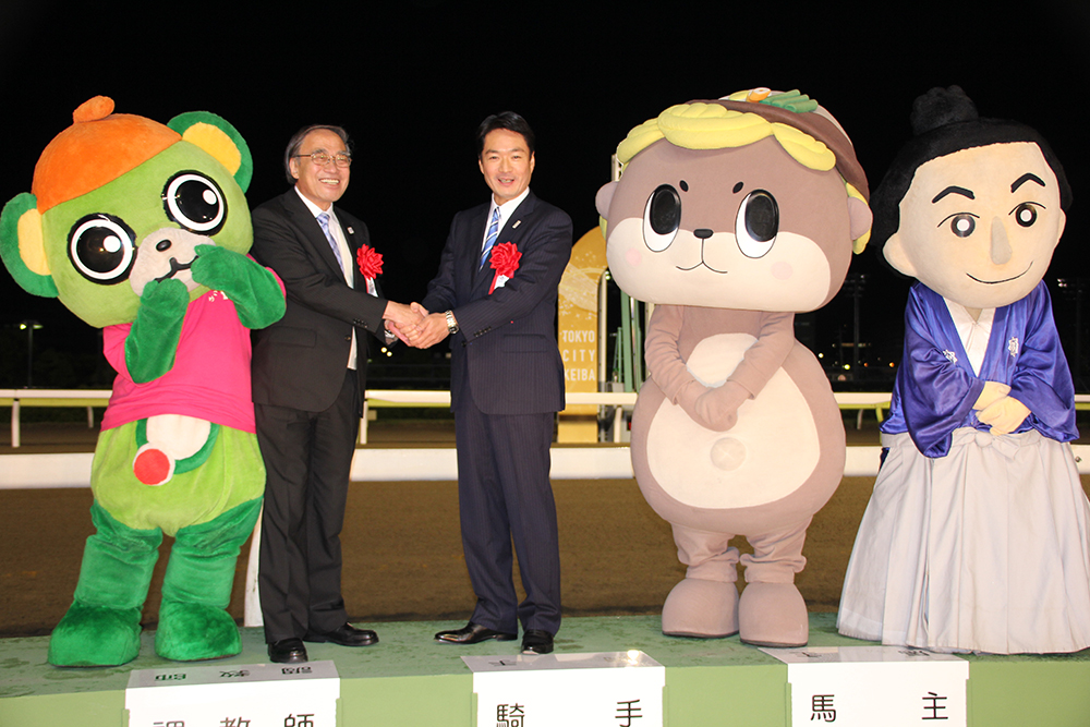 握手する濱野区長と尾崎高知県知事