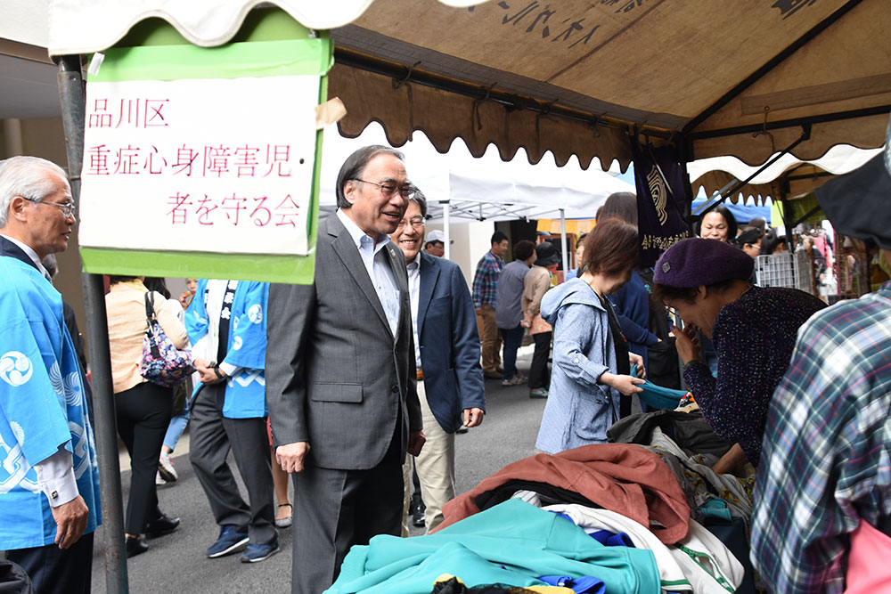 ブースを回る濱野区長