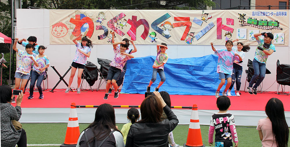 踊る　わっくわくステージでダンス