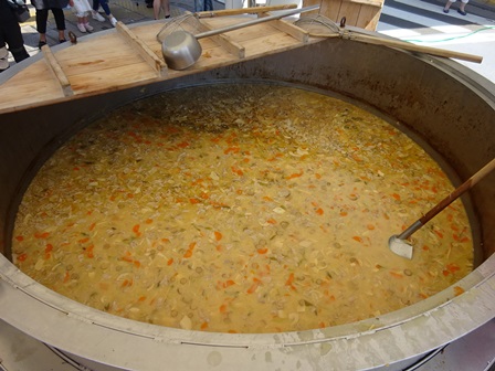 大鍋で作る絶品たけのこ汁