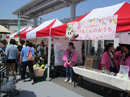 多くの人々で賑わう屋台の様子